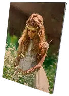 2 Plaque en métal angles droits, montrant une jeune fille qui ceuille des fleurs dans un champ